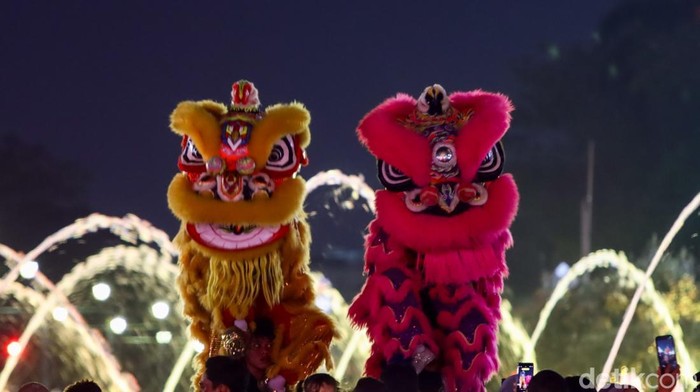 Atraksi barongsai, tarian topeng, piano, hingga drone dan laser show memeriahkan perayaan Imlek di Bundaran HI, Minggu malam.