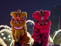 Aksi Unik Polisi Thailand Tangkap Maling Saat Imlek: Nyamar Jadi Barongsai