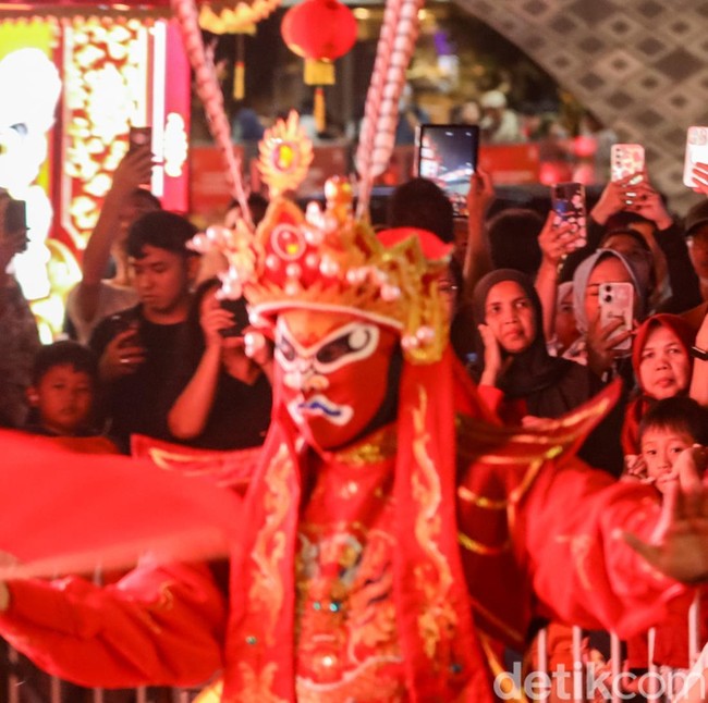 Bundaran HI Bersinar, Ribuan Warga Serbu Perayaan Imlek