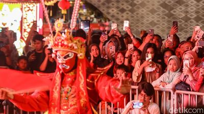 Bundaran HI Bersinar, Ribuan Warga Serbu Perayaan Imlek