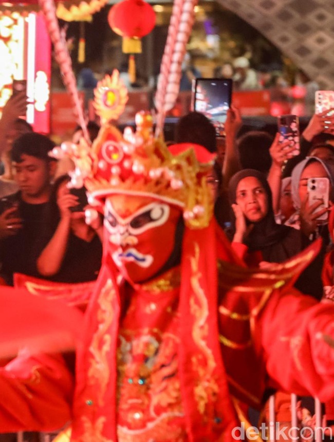 Bundaran HI Bersinar, Ribuan Warga Serbu Perayaan Imlek