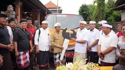 Bupati Gianyar, I Made Mahayastra, menyerahkan truk sampah untuk desa adat, Senin (16/2/2026). (Dok. Pemkab Gianyar)