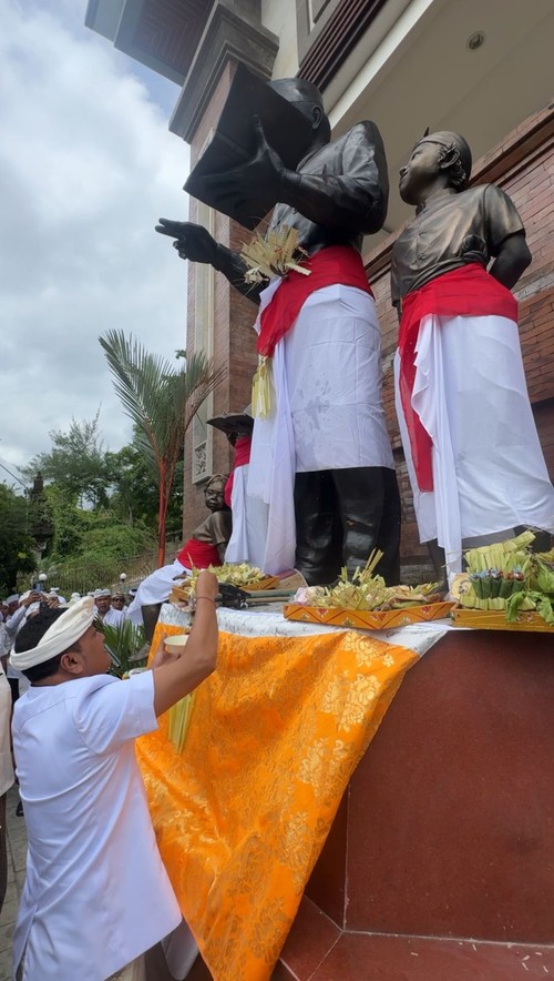 Bupati Gianyar, I Made Mahayastra, meresmikan Patung Soekarno Mendidik Anak di Gedung Perpustakaan Daerah Nawaksara, Senin (16/2/2026). (Dok. Pemkab Gianyar)