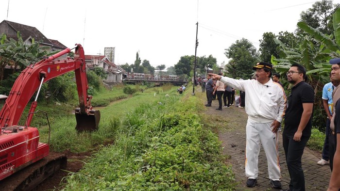 Bupati Nganjuk Marhaen Djumadi dan wakilnya Trihandy Cahyo Saputro saat kerja bakti.