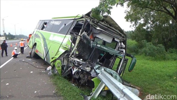 Bus wisatawan asal Banten kecelakaan di Tol Cipali