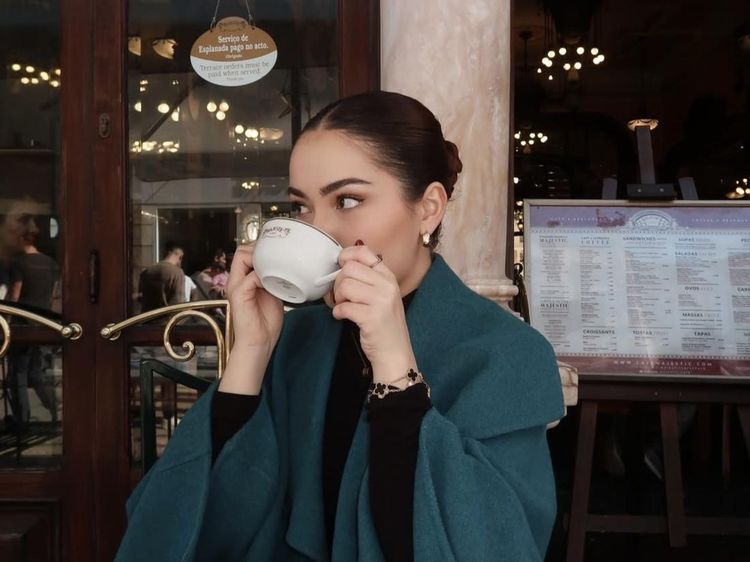 Cantiknya Nicole Parham saat Nongkrong di Kafe hingga Jajan Es Krim