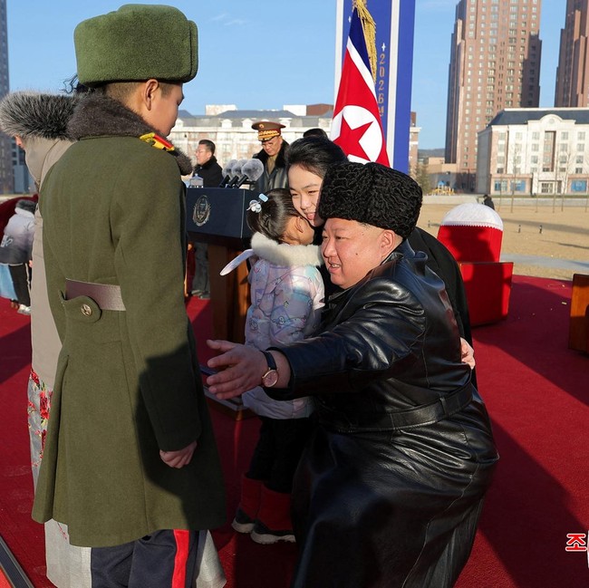 Momen Kim Jong Un Resmikan Perumahan buat Keluarga Tentara Gugur di Pyongyang