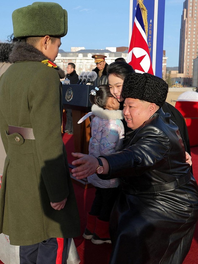 Momen Kim Jong Un Resmikan Perumahan buat Keluarga Tentara Gugur di Pyongyang