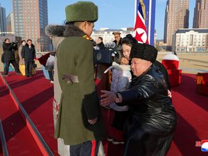 Momen Kim Jong Un Resmikan Perumahan buat Keluarga Tentara Gugur di Pyongyang