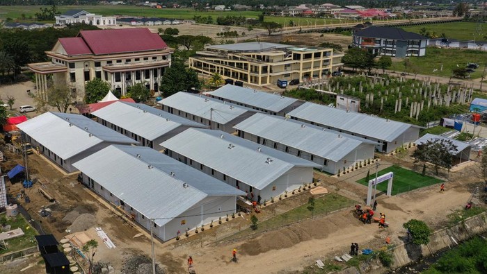 Pembangunan huntara oleh Kementerian Pekerjaan Umum di Kecamatan Meurudu, Kabupaten Pidie Jaya, Aceh, Senin (16/2/2026).  ANTARA FOTO/Arnas Padda