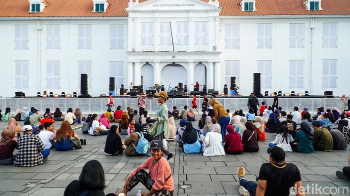 Kawasan Kota Tua Jakarta mendadak ramai sejak sore hari, menjelang digelarnya Jakarta Light Festival yang memeriahkan Tahun Baru Imlek. Wisatawan dari berbagai penjuru kota memadati area bersejarah ini untuk menyaksikan dekorasi khas Imlek dan rangkaian acara menarik.