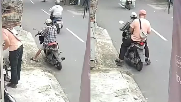 Dua pria kelihatan menempelkan stiker di motor hingga dinding di Jaksel. QR code di stiker itu disebut mengarahkan ke situs judol saat dipindai