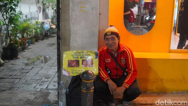 Eks guru honorer yang banting setir jadi tukang pijat di Jalan Tunjungan. Simak perjalanannya. Eks guru honorer yang banting setir jadi tukang pijat di Jalan Tunjungan. Simak perjalanannya.