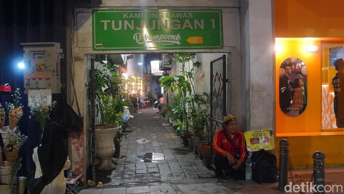 Eks guru honorer yang banting setir jadi tukang pijat di Jalan Tunjungan. Simak perjalanannya.