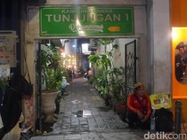 Dari Kelas ke Trotoar, Kisah Guru Honorer Banting Setir Jadi Tukang Pijat