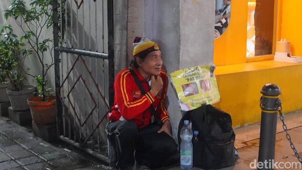 Eks guru honorer yang banting setir jadi tukang pijat di Jalan Tunjungan. Simak perjalanannya. Eks guru honorer yang banting setir jadi tukang pijat di Jalan Tunjungan. Simak perjalanannya.