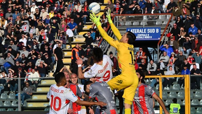 CREMONA, ITALY - FEBRUARY 15: Emil Audero of US Cremonese in action during the Serie A match between US Cremonese and Genoa CFC at Stadio Giovanni Zini on February 15, 2026 in Cremona, Italy. (Photo by Marco M. Mantovani/Getty Images)