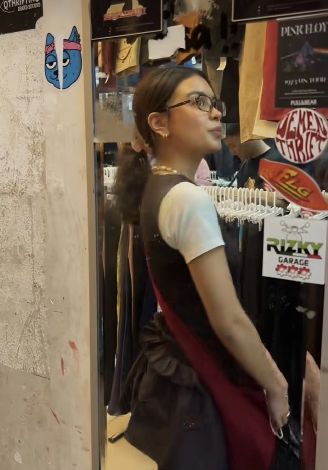 Eva Celia pakai kaos putih fitted sebagai inner, dilapis dress vest hitam bertekstur shirring atau kerut. Penampilannya itu pun disempurnakan dengan aksesoris kalung manik ditambah liontin spiral. Foto: Dok. Instagram Eva Celia