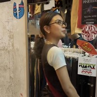 Eva Celia pakai kaos putih fitted sebagai inner, dilapis dress vest hitam bertekstur shirring atau kerut. Penampilannya itu pun disempurnakan dengan aksesoris kalung manik ditambah liontin spiral. Foto: Dok. Instagram Eva Celia