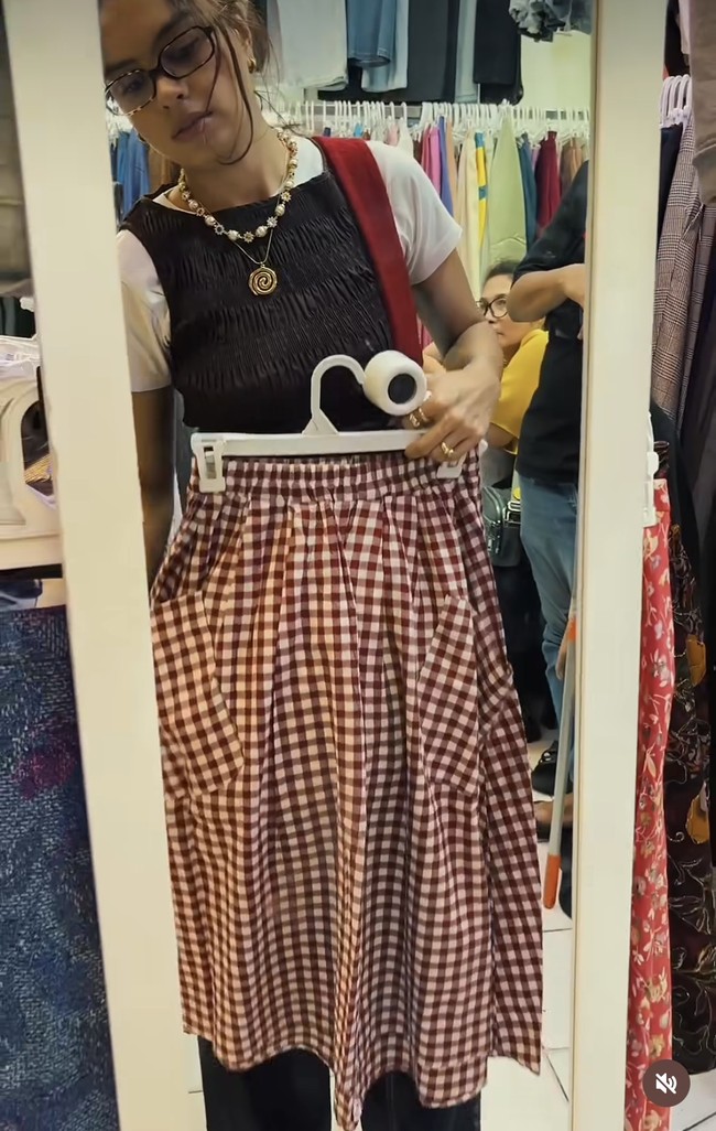 Pemain film Abadi Nan Jaya ini juga terlihat bersemangat menyambangi kios satu ke kios lainnya sambil memilih dan menciba beberapa busana vintage di Pasar Senen. Foto: Dok. Instagram Eva Celia