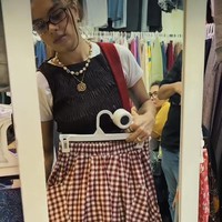 Pemain film Abadi Nan Jaya ini juga terlihat bersemangat menyambangi kios satu ke kios lainnya sambil memilih dan menciba beberapa busana vintage di Pasar Senen. Foto: Dok. Instagram Eva Celia