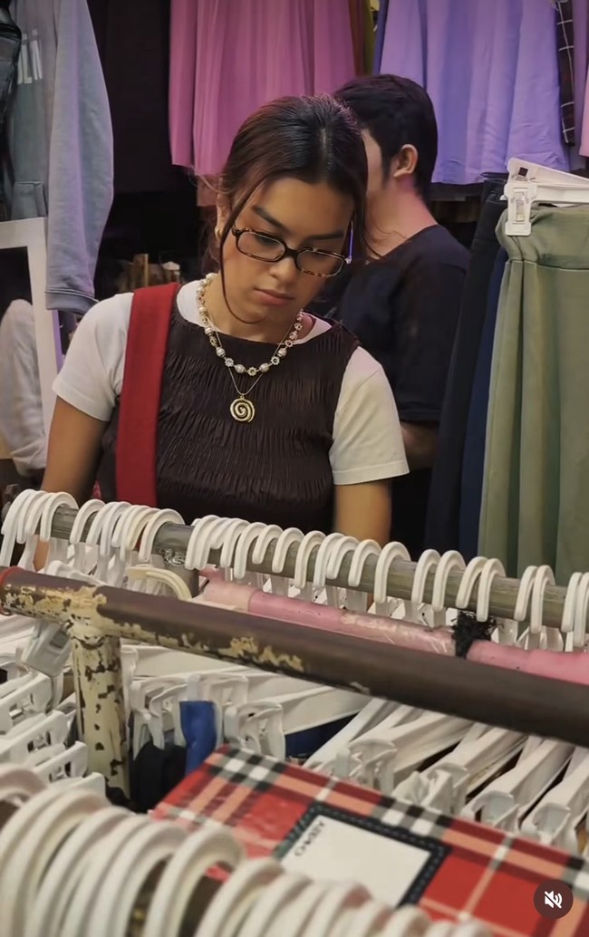 Secara keseluruhan gaya Eva Celia saat belanja thrifting di Pasar Senen ini artsy. Siluetnya simpel, kalem, tapi berkarakter. Bagaimana menurutmu dengan pesona Eva Celia ini? Foto: Dok. Instagram Eva Celia