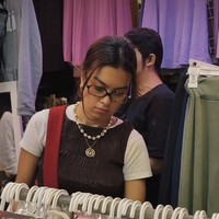 Secara keseluruhan gaya Eva Celia saat belanja thrifting di Pasar Senen ini artsy. Siluetnya simpel, kalem, tapi berkarakter. Bagaimana menurutmu dengan pesona Eva Celia ini? Foto: Dok. Instagram Eva Celia