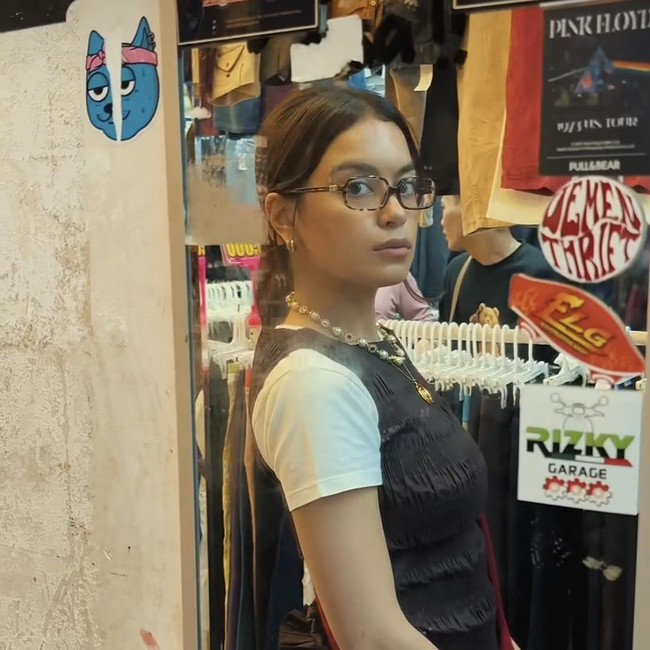 Belanja Baju Bekas di Pasar Senen, Gaya Retro Eva Celia Jadi Sorotan