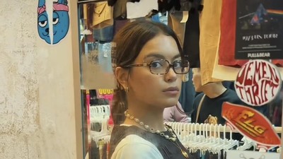 Belanja Baju Bekas di Pasar Senen, Gaya Retro Eva Celia Jadi Sorotan
