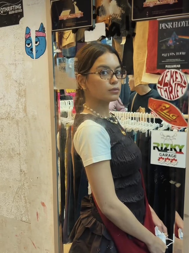 Belanja Baju Bekas di Pasar Senen, Gaya Retro Eva Celia Jadi Sorotan