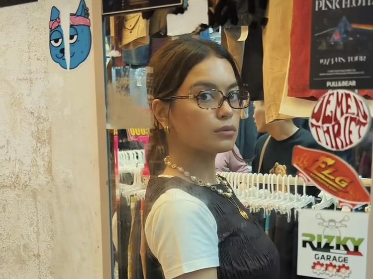 Belanja Baju Bekas di Pasar Senen, Gaya Retro Eva Celia Jadi Sorotan