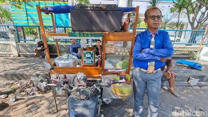 Gaya unik penjual bakso berdasi di Nganjuk