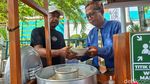 Gaya Penjual Bakso Berdasi di Nganjuk  Mirip CEO