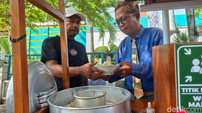Gaya unik penjual bakso berdasi di Nganjuk