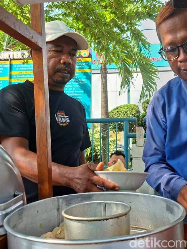 Gaya Penjual Bakso Berdasi di Nganjuk  Mirip CEO