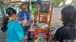 Gaya Penjual Bakso Berdasi di Nganjuk  Mirip CEO