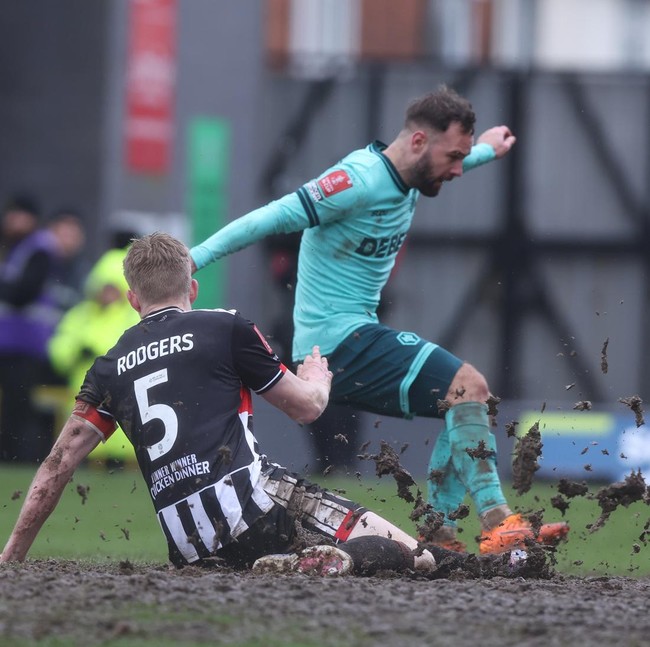 Lapangan Becek dan Berlumpur di Laga Piala FA, Kotor Banget!