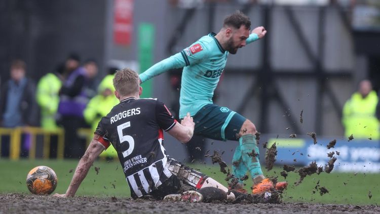 Lapangan Becek dan Berlumpur di Laga Piala FA, Kotor Banget!