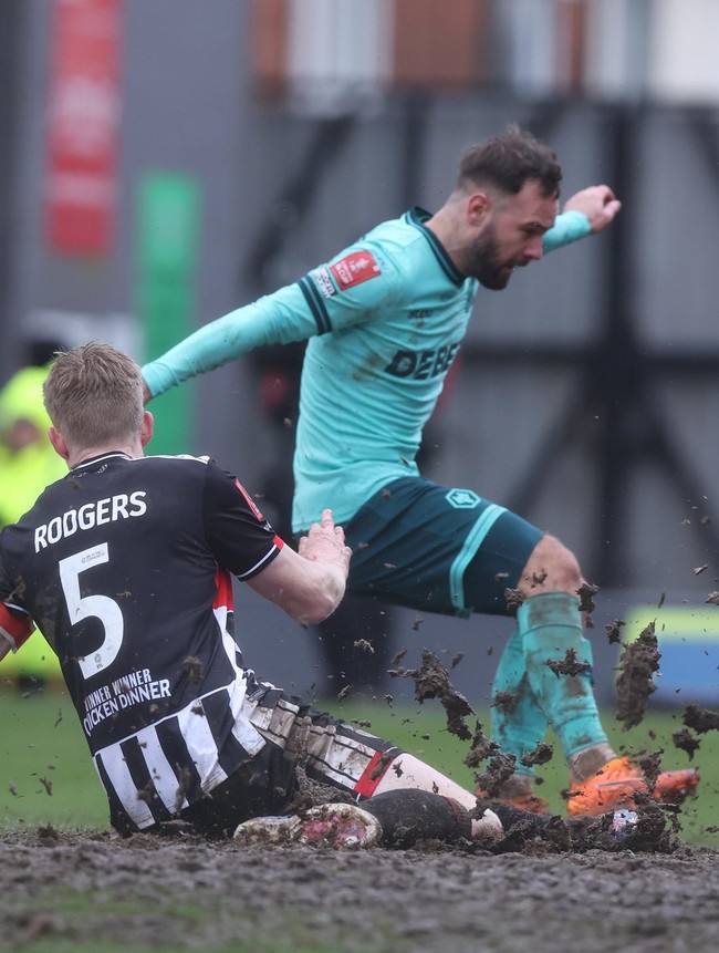 Lapangan Becek dan Berlumpur di Laga Piala FA, Kotor Banget!