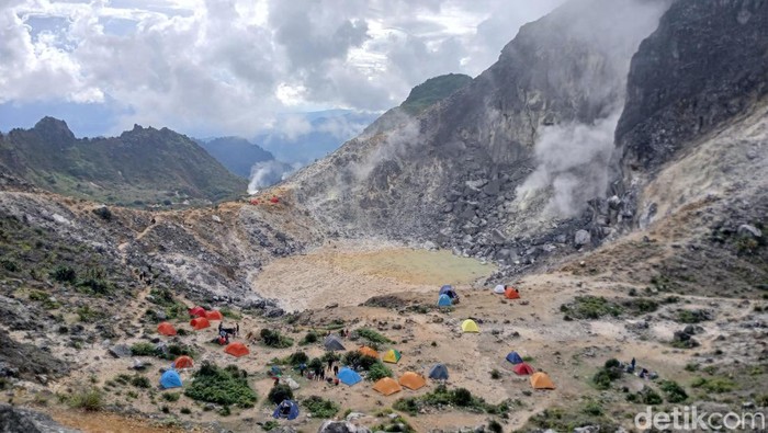 Pengunjung berkemah di Gunung Sibayak, Tanah Karo