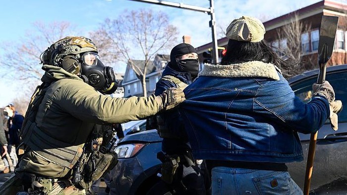 **Imigran di AS Diburu Petugas ICE Bahkan Saat Buang Sampah: Tragedi Pemuda yang Melompat dari Lantai Tiga**