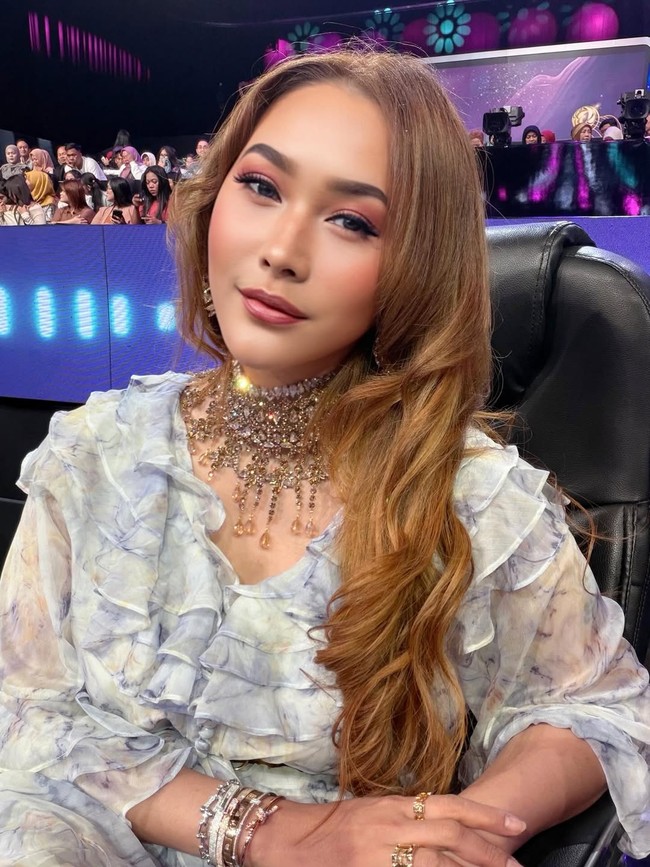 Inul Daratista dikenal selalu tampil dengan makeup on point saat tampil menjadi juri acara kompetisi dangdut. Seperti di foto ini, Inul tampil dengan riasan bak Barbie saat jadi juri DMD panggung Rezeki. Foto: Dok. Instagram Inul Daratista