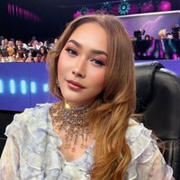 Inul Daratista dikenal selalu tampil dengan makeup on point saat tampil menjadi juri acara kompetisi dangdut. Seperti di foto ini, Inul tampil dengan riasan bak Barbie saat jadi juri DMD panggung Rezeki. Foto: Dok. Instagram Inul Daratista