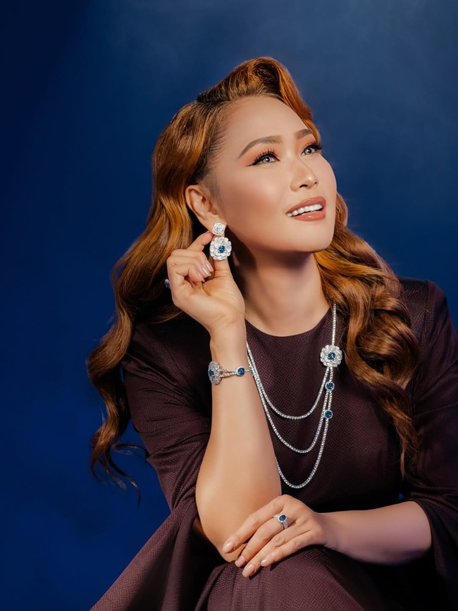 Tampil untuk pemotretan perhiasan berlian, Inul Daratista glamour dengan makeup nuansa coral atau peach. Foto: Dok. Instagram Inul Daratista