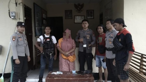 Pengedar sabu di rumahnya di Desa Parado Wane, Kecamatan Parado, Kabupaten Bima, NTB, pada Minggu (15/2/2026). (Dok. Polres Bima)