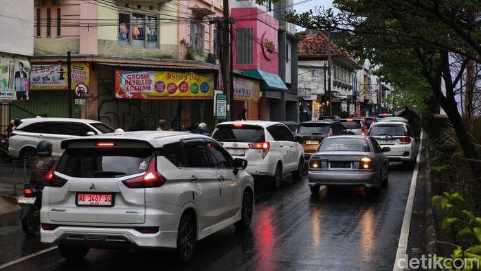 Kepadatan arus lalulintas di Jalan Yos Sudarso, Kecamatan Serengan, Kota Solo, Senin (16/2/2026) sore.