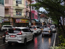 Jalanan Kota Solo Padat Merayap Jelang Malam Imlek