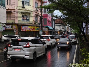 Jalanan Kota Solo Padat Merayap Jelang Malam Imlek