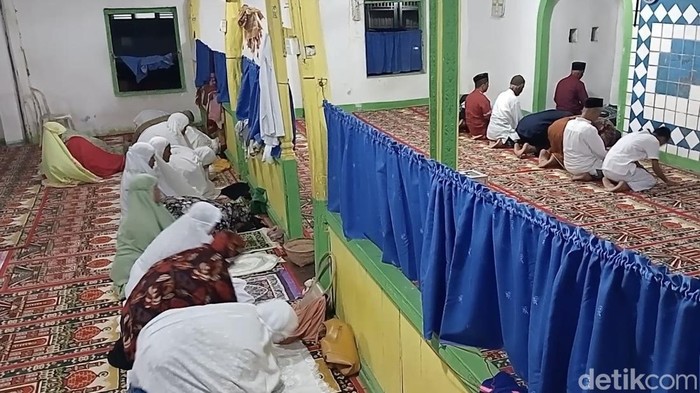 Jemaah Naqsabandiyah di Padang melaksanakan salat teraweh malam ini, Senin (16/2/2026)