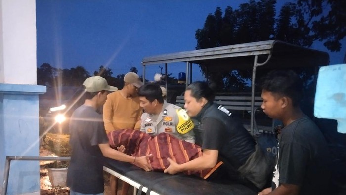 Jenazah korban siswa SMA Palembang yang tenggelam di Sungai Cempedak OKI